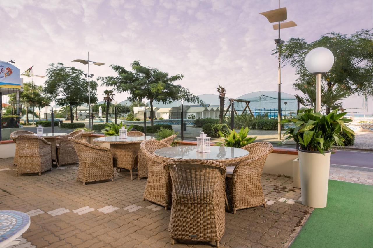 Ambasciatori Hotel - Beach Front -Breakfast Xxl & Brunch Until 12 30Pm Misano Adriatico Exterior foto